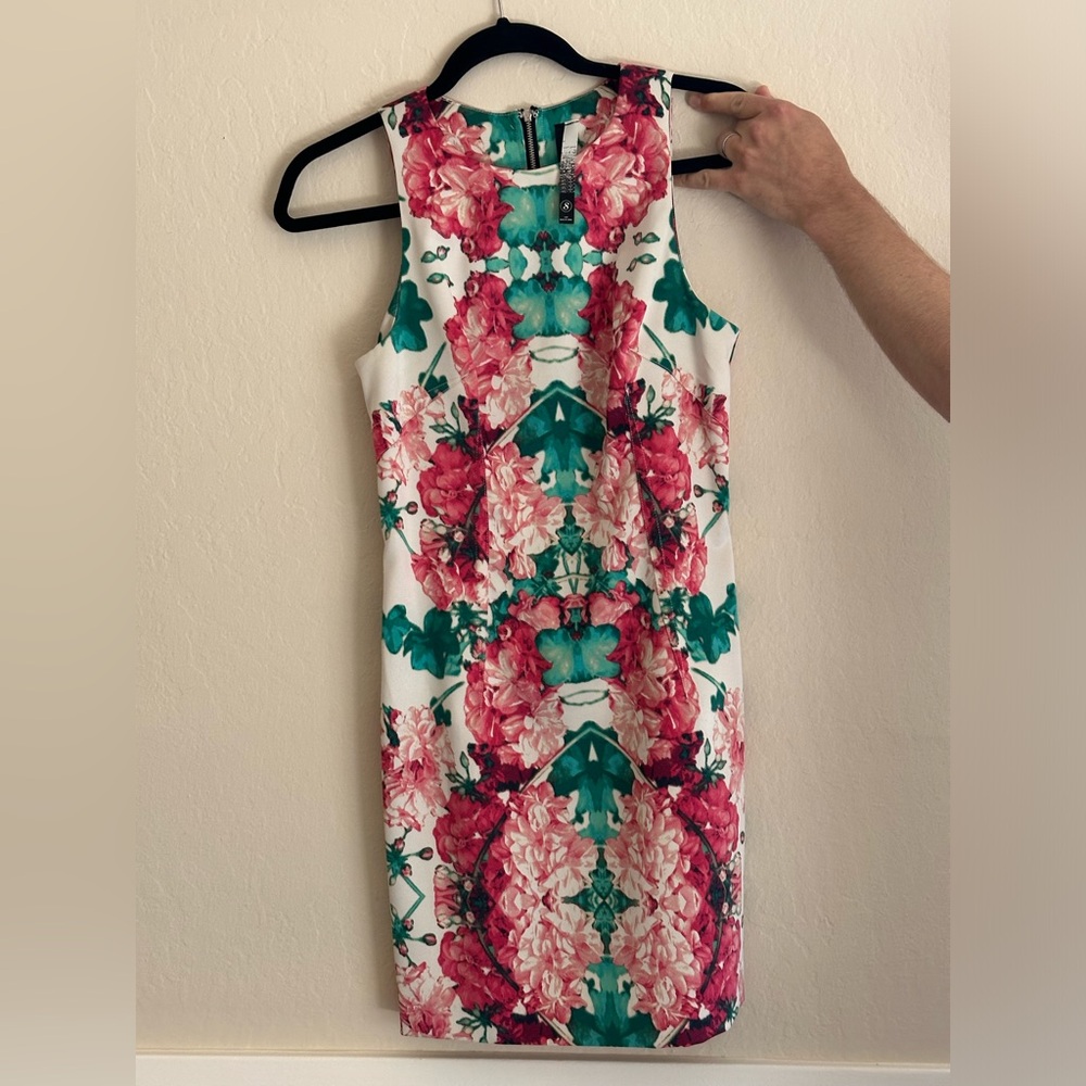 Kenzie patterned shift dress with exposed zipper.